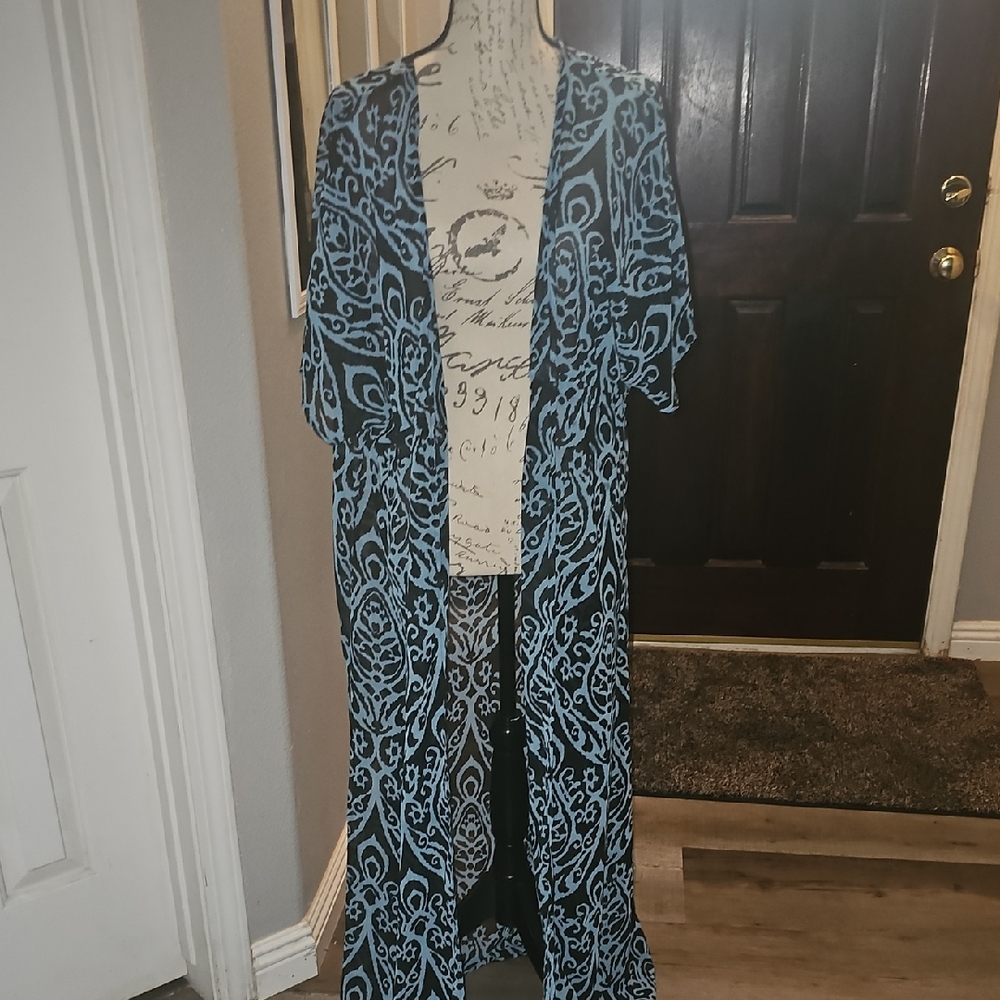 Elegant Blue and‎ Black Patterned Wrap